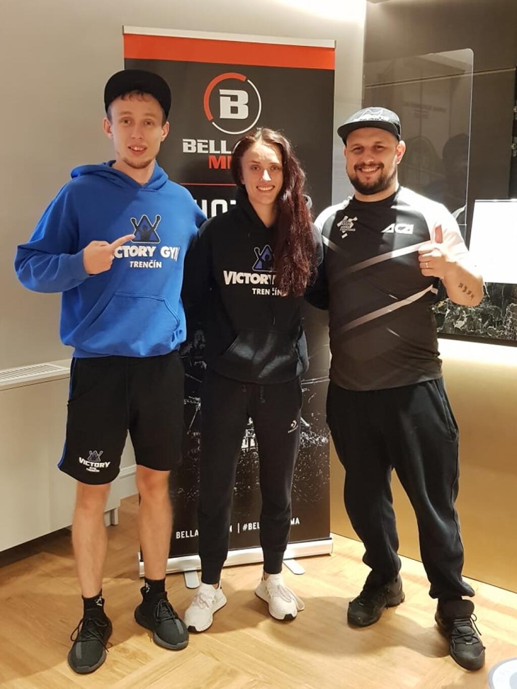 Monika Chochlíková s trénermi, vľavo Tomáš Tadlánek, vpravo Jakub Muller.