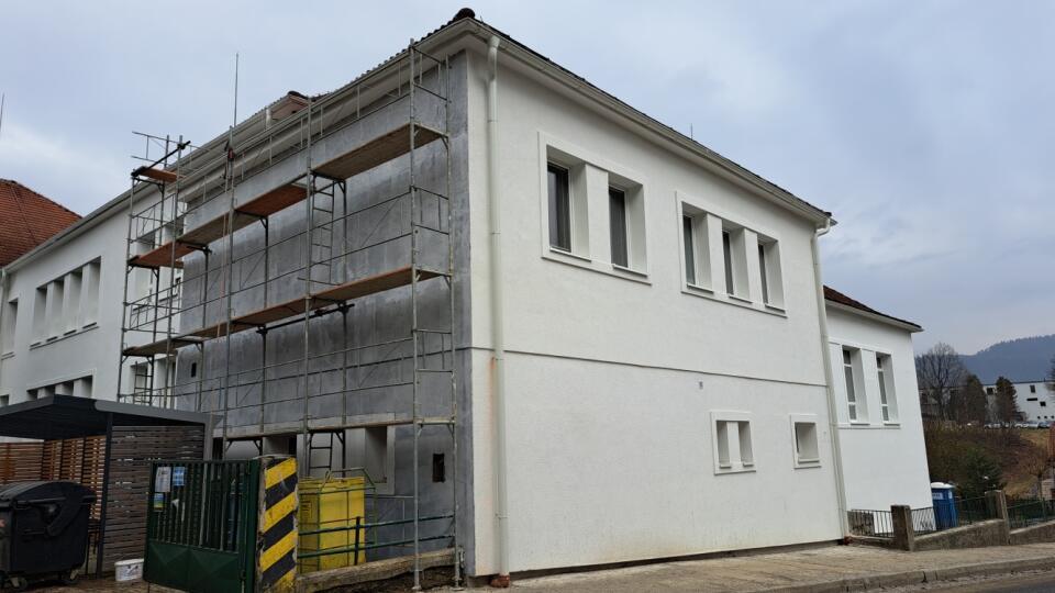 Projekt zateplenia budov Gymnázia T. Vansovej v Starej Ľubovni sa blíži do finále, práce by mali ukončiť v apríli. Riaditeľka školy Klaudia Satkeová pre TASR potvrdila, že ide o investíciu za viac ako 600.000 eur zo zdrojov Prešovského samosprávneho kraja (PSK), ktorý je zriaďovateľom školy. Na snímke jedna z častí budovy gymnázia T. Vansovej v Starej Ľubovni 5. marca 2024. FOTO TASR - Adriána Hudecová