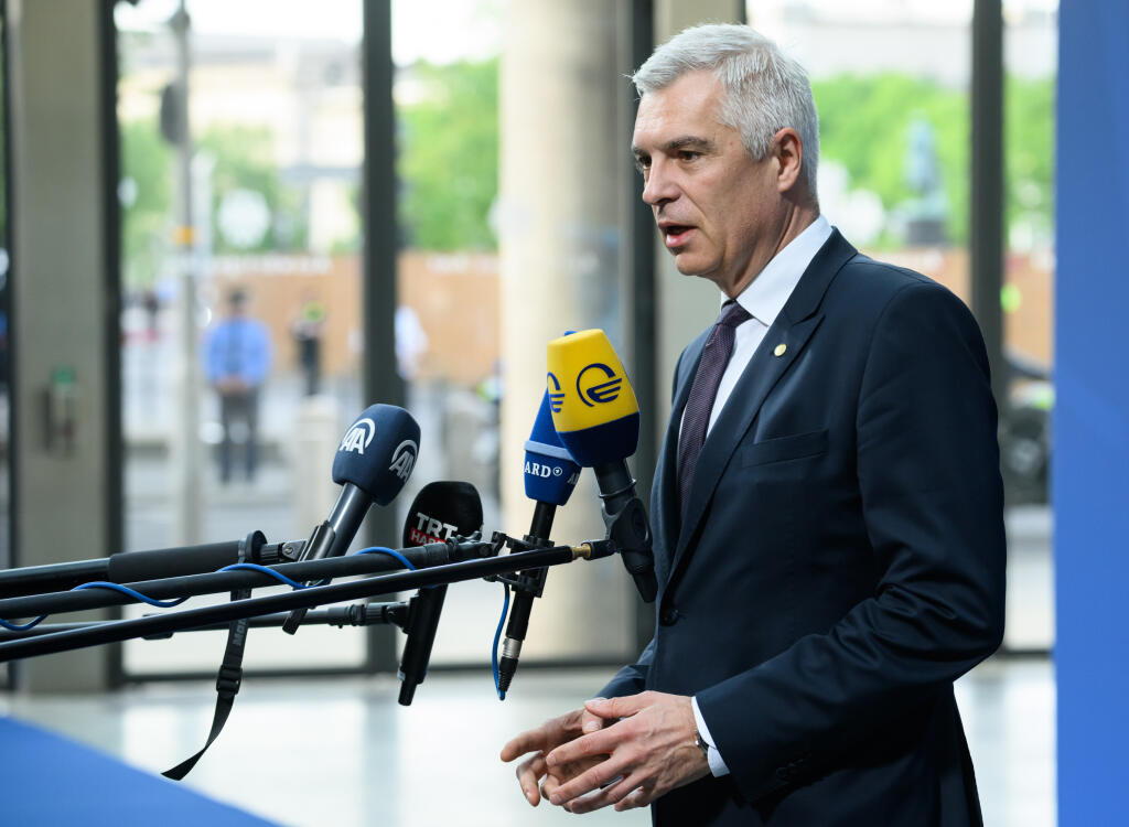 Slovenský minister zahraničných vecí Ivan Korčok odpovedá na otázky novinárov počas príchodu na neformálne rokovanie šéfov diplomacií NATO v Berlíne v sobotu 14. mája 2022.