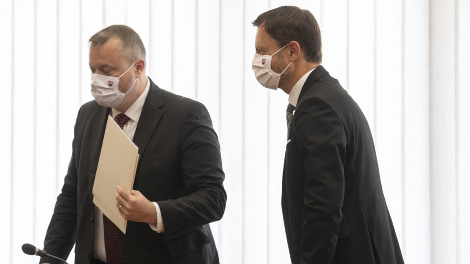 Na snímke vpravo predseda vlády SR Eduard Heger (OĽaNO) a vľavo minister práce, sociálnych vecí a rodiny Milan Krajniak (Sme rodina). FOTO TASR - Pavel Neubauer
