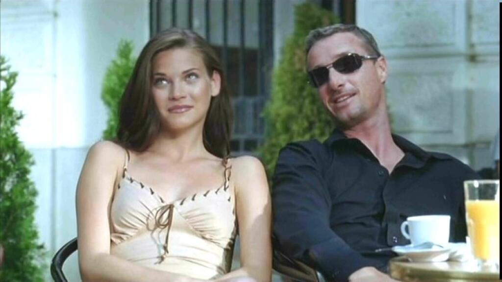 Bývalý pretekár Eddie Irvine žil životom bohéma a krásne ženy sa okolo neho točili jedna radosť. Dokonca sa špekulovalo o jeho vzťahu s Andreou Verešovou, do ktorej sa zahľadel počas natáčania filmu a podľa svedkov denníka Blesk sa dvojica vo voľných chvíľach od seba nedokázala odtrhnúť.