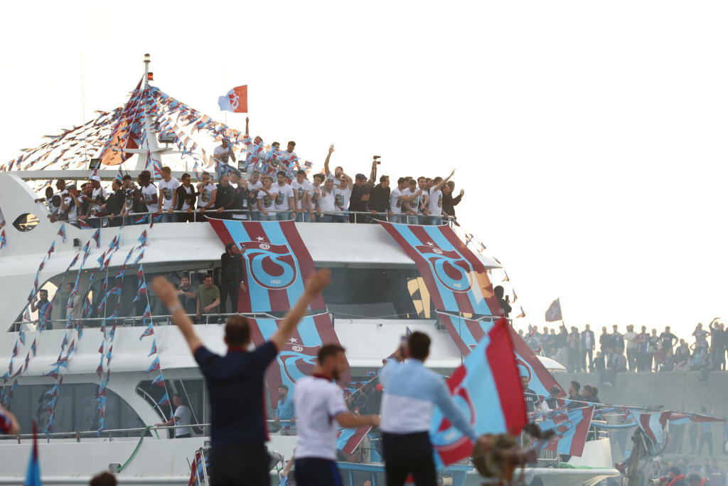 Fanúšikovia a hráči Trabzonsporu si užili triumfálnu jazdu na mori.