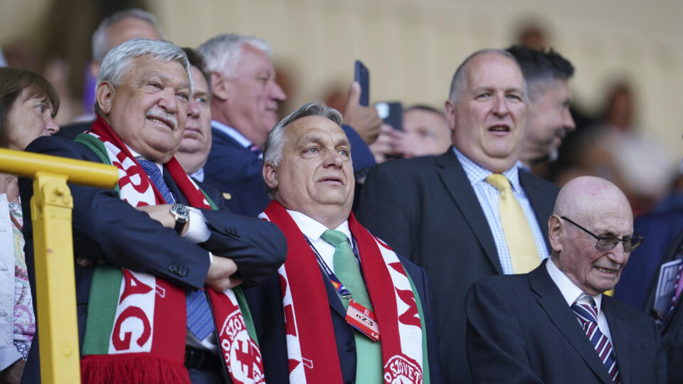 KK66 Wolverhampton - Maďarský premiér Viktor Orbán (uprostred) pred zápasom 4. kola Ligy národov vo futbale Anglicko - Maďarsko 14. júna 2022 vo Wolverhamptone. FOTO TASR/AP
Hungary's Prime Minister Viktor Orban, center, watches from the stands during the UEFA Nations League soccer match between England and Hungary at the Molineux stadium in Wolverhampton, England, Tuesday, June 14, 2022. (AP Photo/Jon Super)