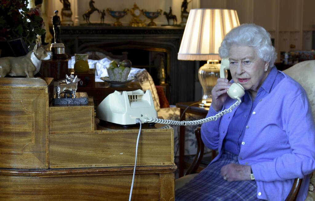 Na archívnej snímke z 25. marca 2020 britská kráľovná Alžbeta II. telefonuje s britským premiérom Borisom Johnsonom na Windsorskom hrade.