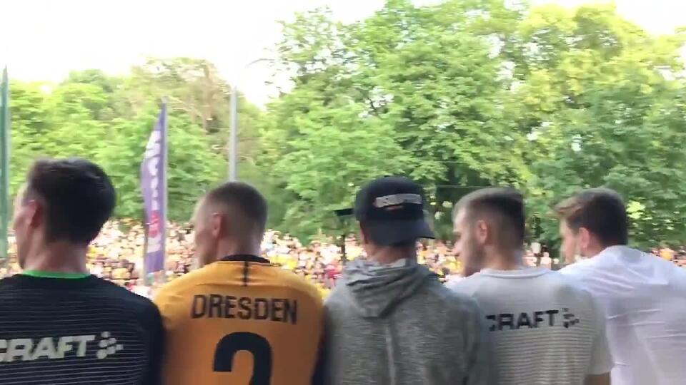 Nemecký klub vypadol do nižšej súťaže. Fanúšikovia vítali hráčov, ako keby vyhrali titul