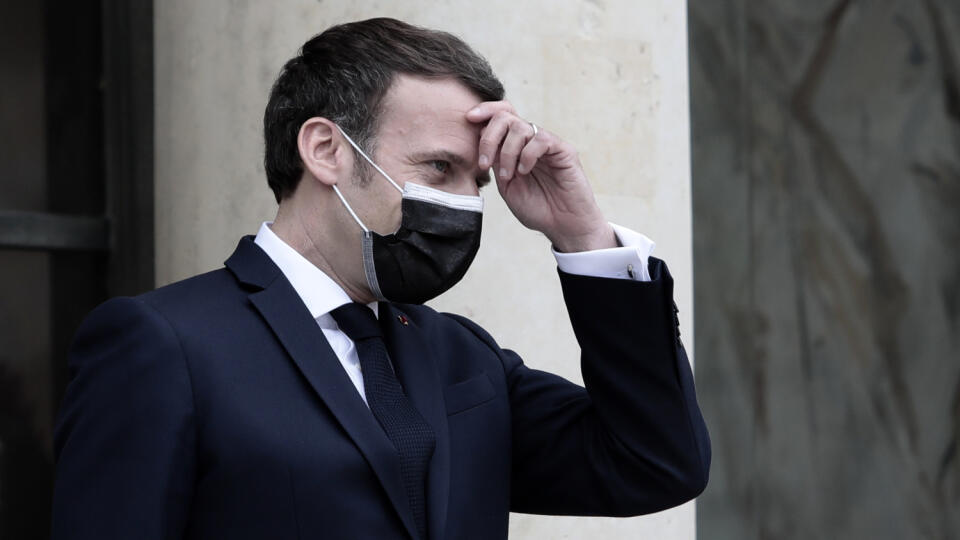 EBE 2 Paríž - Na snímke francúzsky prezident Emmanuel Macron čaká na  albánskeho premiéra Ediho Ramu v Elyzejskom Paláci 22. marca 2021. FOTO TASR/AP
French President Emmanuel Macron waits for Albanian prime minister Edi Rama before a working lunch at the Elyse palace, Monday, March 22, 2021 in Paris. (AP Photo/Lewis Joly)