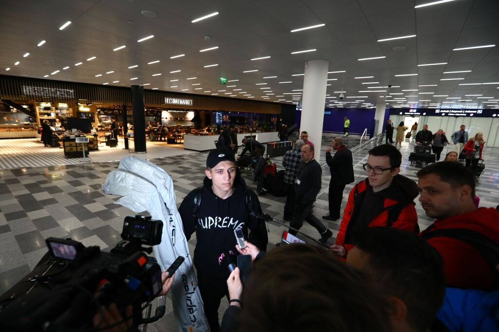 Martin Fehérváry priletel z Ameriky do Fínska, aby posilnil našu hokejovú reprezentáciu. Na letisku mladý obranca pútal pozornosť.