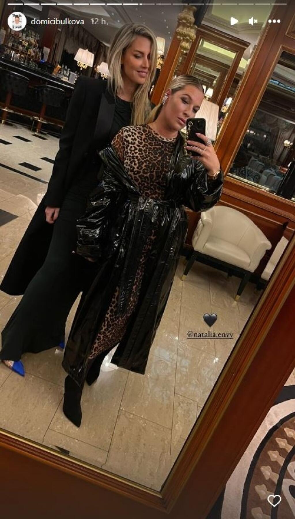 Takto sa Dominika Cibulková na oslavu ohákla a perfektne si to užila. Ukázala sa tam prvýkrát s tehotenským bruškom, ktoré jej vôbec nevadilo a natriasala sa do rytmu hudby.