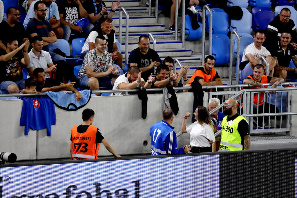 Narušiteľka počas zápasu Slovana s PAOK-om urobila poriadnu šou.