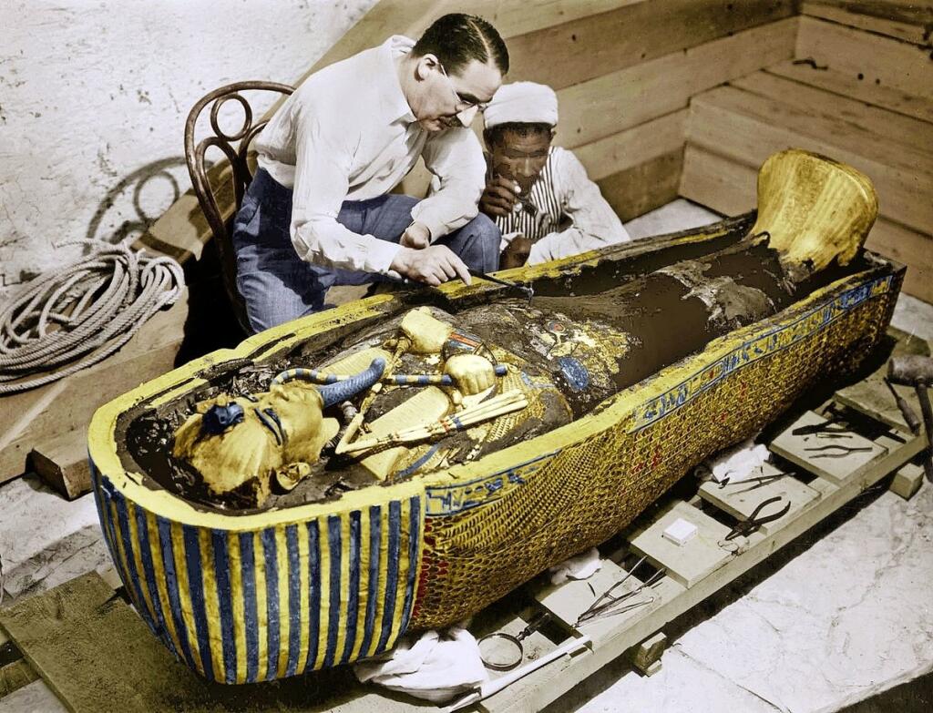 Anglický archeológ Howard Carter skúma Tutanchamonov sarkofág.