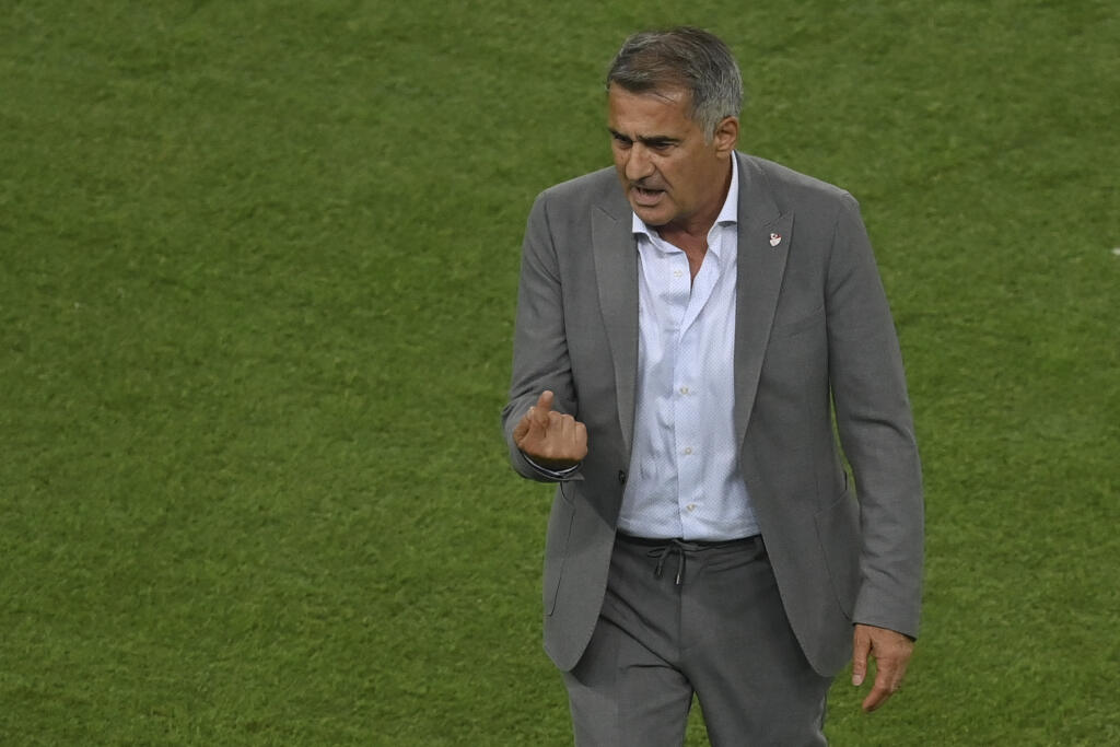 EBE 29 Baku - Na snímke tréner turckej futbalovej reprezentácie Senol Günes v zápase A-skupiny na majstrovstvách Európy vo futbale Turecko – Wales v stredu 16. júna 2021 v azerbajdžanskom Baku. FOTO TASR/AP
Turkey's manager Senol Gunes reacts during the Euro 2020 soccer championship group A match between Turkey and Wales at the Olympic stadium in Baku, Azerbaijan, Wednesday, June 16, 2021. (Dan Mullan/Pool via AP)