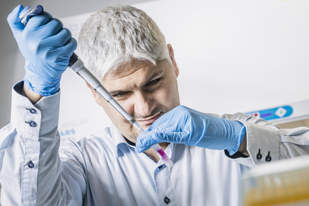 Na snímke biochemik a CEO spoločnosti MultiplexDX Pavol Čekan.