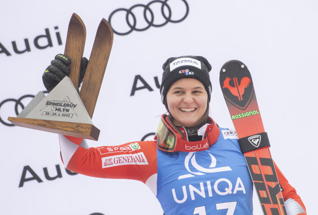 Na snímke chorvátska lyžiarka Zrinka Ljutičová (obsadila 3. miesto) oslavuje na pódiu po 2. kole slalomu žien Svetového pohára v alpskom lyžovaní v českom Špindlerovom Mlyne v nedeľu 29. januára 2023. Slovenská lyžiarka Petra Vlhová obsadila 13. miesto. FOTO TASR - Martin Baumann