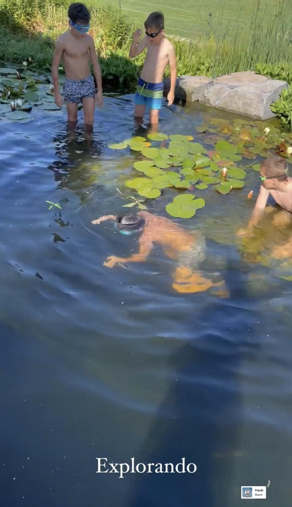 V jazierku sa vybláznili aj deti Mareka Hamšíka a jeho sestry Mišky, ktorá je v týchto dňoch na Slovensku.