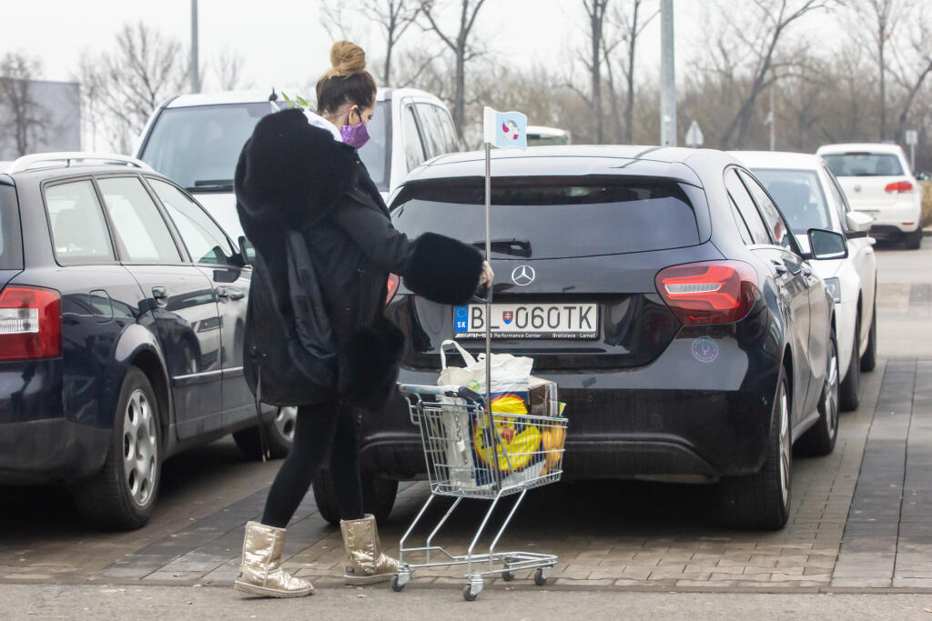 Na snímke je Miroslava Fabušová pred nákupným strediskom.