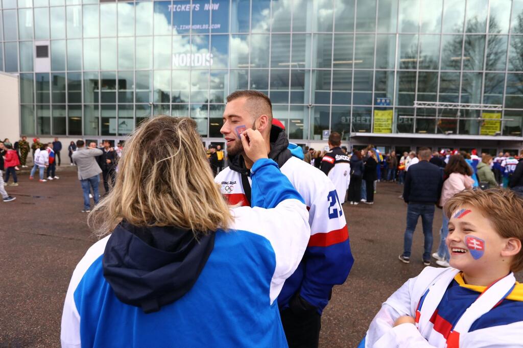 Slovenskí fanúšikovia to roztočili už pred Helsinki Ice Hall.
