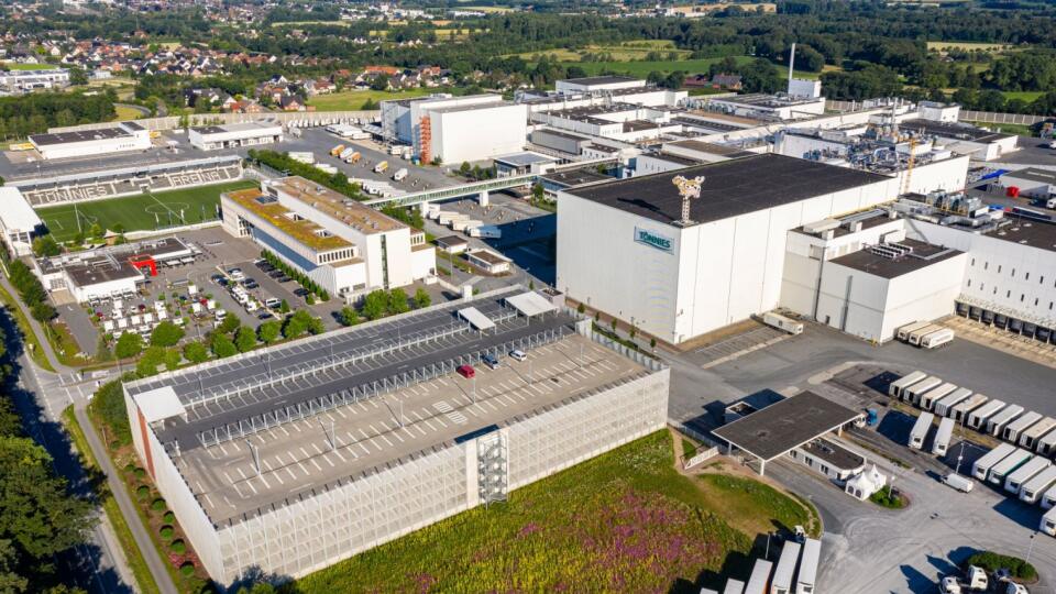 Na snímke letecký pohľad na areál spoločnosti Tönnies v meste Rheda-Wiedenbrück v spolkovej krajine Severné Porýnie-Vestfálsko 24. júna 2020. Bitúnok spoločnosti Tönnies Holding v nemeckej spolkovej krajine Severné Porýnie-Vestfálsko, v ktorom sa novým koronavírusom nakazilo 1400 zamestnancov, dostal v stredu 15. júla 2020 povolenie opäť otvoriť svoju prevádzku. FOTO TASR/DPA