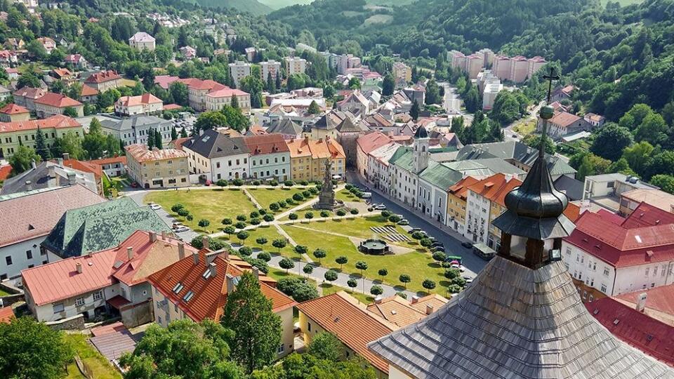 Kremnica je jednou zo zastávok Baníckeho expresu. Známa je ťažbou striebra a mincovňou.