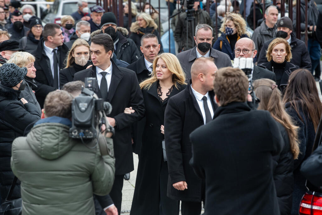 Pohreb speváka Miroslava Žbirku v pražskom krematóriu Strašnice. Na snímke Zuzana Čaputová a Juraj Rizman.