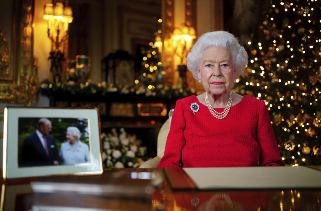 Na nedatovanej snímke, ktorú vydali 23. decembra 2021, britská kráľovná Alžbeta II. nahráva tradičný vianočný príhovor na Windsorskom hrade.