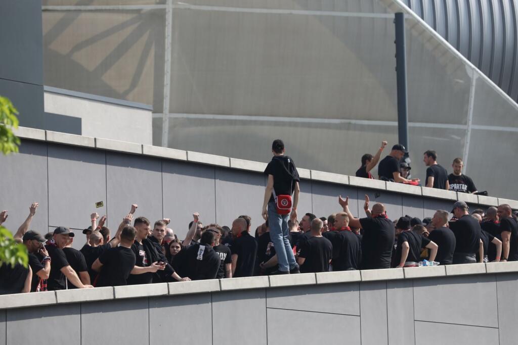 Finále Slovnaft Cupu medzi Slovanom Bratislava a Spartakom Trnava sprevádzali prísne opatrenia. Takto to vyzeralo v uliciach hlavného mesta pred príchodom fanúšikov Spartaka.