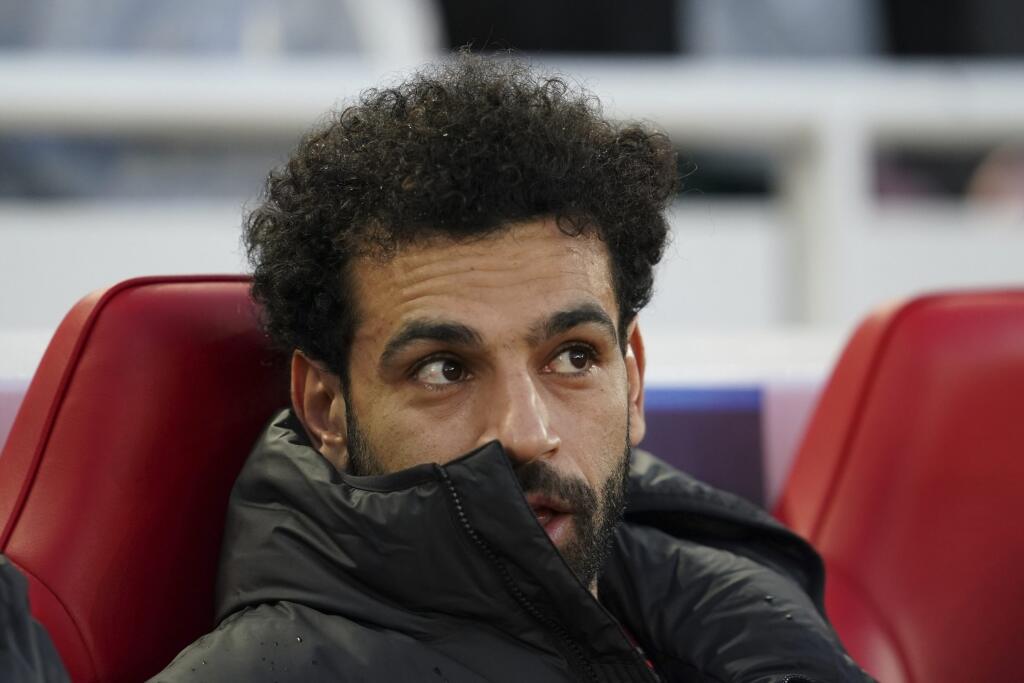 Mohamed Salah sedí na striedačke pred odvetným štvrťfinálovým zápasom Ligy majstrov FC Liverpool - Benfica Lisabon.
