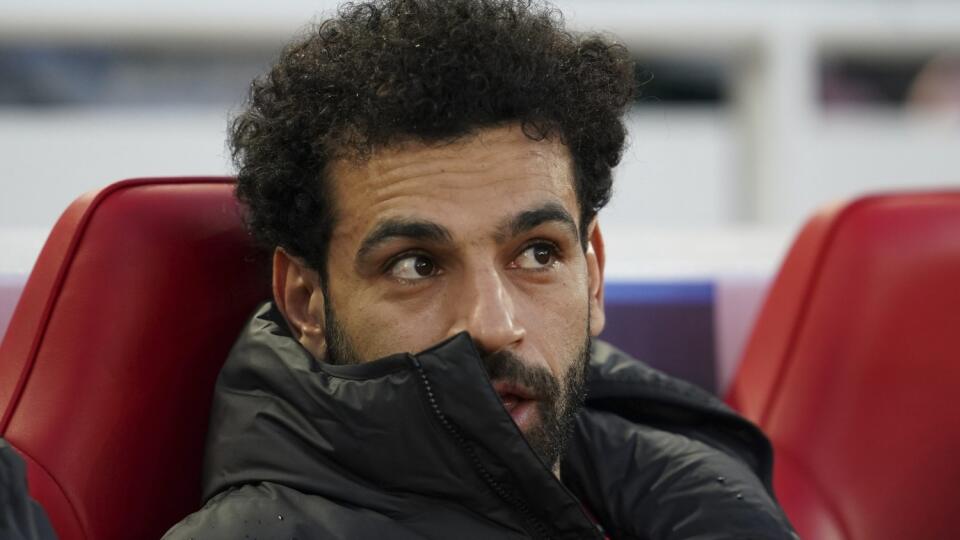 WA 36 Liverpool - Futbalista Liverpoolu Mohamed Salah sedí na striedačke pred odvetným štvrťfinálovým zápasom Ligy majstrov FC Liverpool - Benfica Lisabon v Liverpoole v stredu 13. apríla 2022. FOTO TASR/AP
Liverpool's Mohamed Salah sits on the bench before the Champions League quarterfinal second leg soccer match between Liverpool and Benfica, at Anfield stadium in Liverpool, England, Wednesday, April 13, 2022. (AP Photo/Jon Super)