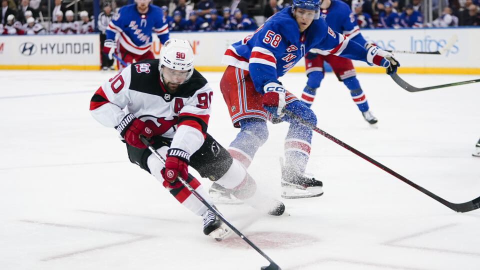 PK 1 New York - Na snímke slovenský hokejista Tomáš Tatar z New Jersey Devils a Brandon Scanlin z New Yorku Rangers bojujú o puk počas prípravného zápasu zámorskej hokejovej NHL New York Rangers - New Jersey Devils v New Yorku 29. septembra 2022. FOTO TASR/AP
New Jersey Devils' Tomas Tatar (90) vies for control of the puck against New York Rangers' Brandon Scanlin (58) during the third period of an NHL preseason hockey game Thursday, Sept. 29, 2022, in New York. The Devils won 5-2. (AP Photo/Fr