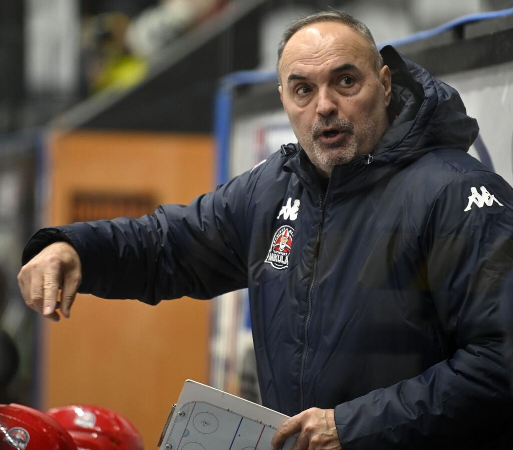 Na snímke tréner MhK 32 Liptovský Mikuláš Ernest Bokroš gestikuluje na striedačke v zápase 31. kola Tipos extraligy HK Dukla Ingema Michalovce – MhK 32 Liptovský Mikuláš v Michalovciach 20. januára 2023.