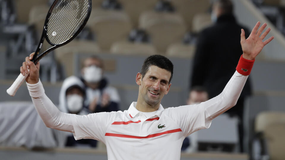 Srbský tenista Novak Djokovič oslavuje po jeho výhre nad Kolumbijčanom Danielom Elahim Galanom v 3. kole dvojhry na grandslamovom tenisovom turnaji Roland Garros v Paríži 3. októbra 2020. FOTO TASR/AP

Serbia's Novak Djokovic celebrates winning his third round match of the French Open tennis tournament against Colombia's Daniel Elahi Galan in three sets 6-0, 6-3, 6-3, at the Roland Garros stadium in Paris, France, Saturday, Oct. 3, 2020. (AP Photo/Alessandra Tarantino)