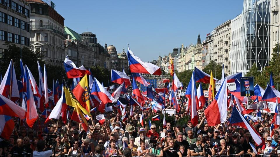 Tisíce ľudí na Václavskom námestí v Prahe v sobotu protestujú proti vláde Petra Fialu. Mimoparlamentná strana Právo, Rešpekt, Odbornosť (PRO) Jindřicha Rajchla, ktorá demonštráciu organizuje, opäť žiada demisiu Fialovho kabinetu.