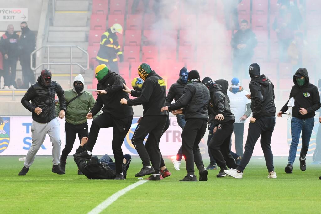 Na snímke bitka medzi fanúšikmi Slovana a Spartaka počas 11. kola futbalovej Fortuna ligy FC Spartak Trnava - ŠK Slovan Bratislava v Trnave v nedeľu 17. októbra 2021. FOTO TASR - Lukáš Grinaj