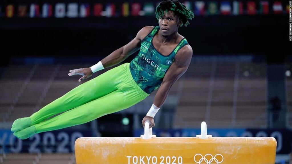 Nigérijsky gymnasta Uche Eke farebne zladil účes s dresom.