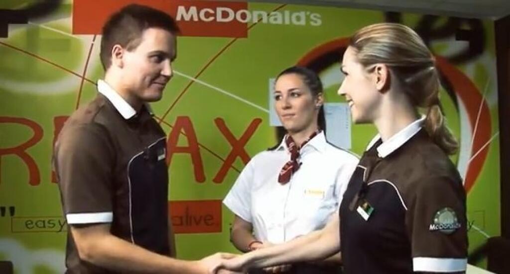 Ľudia sa do práce vo fastfoodových reštauráciách príliš nehrnú.
