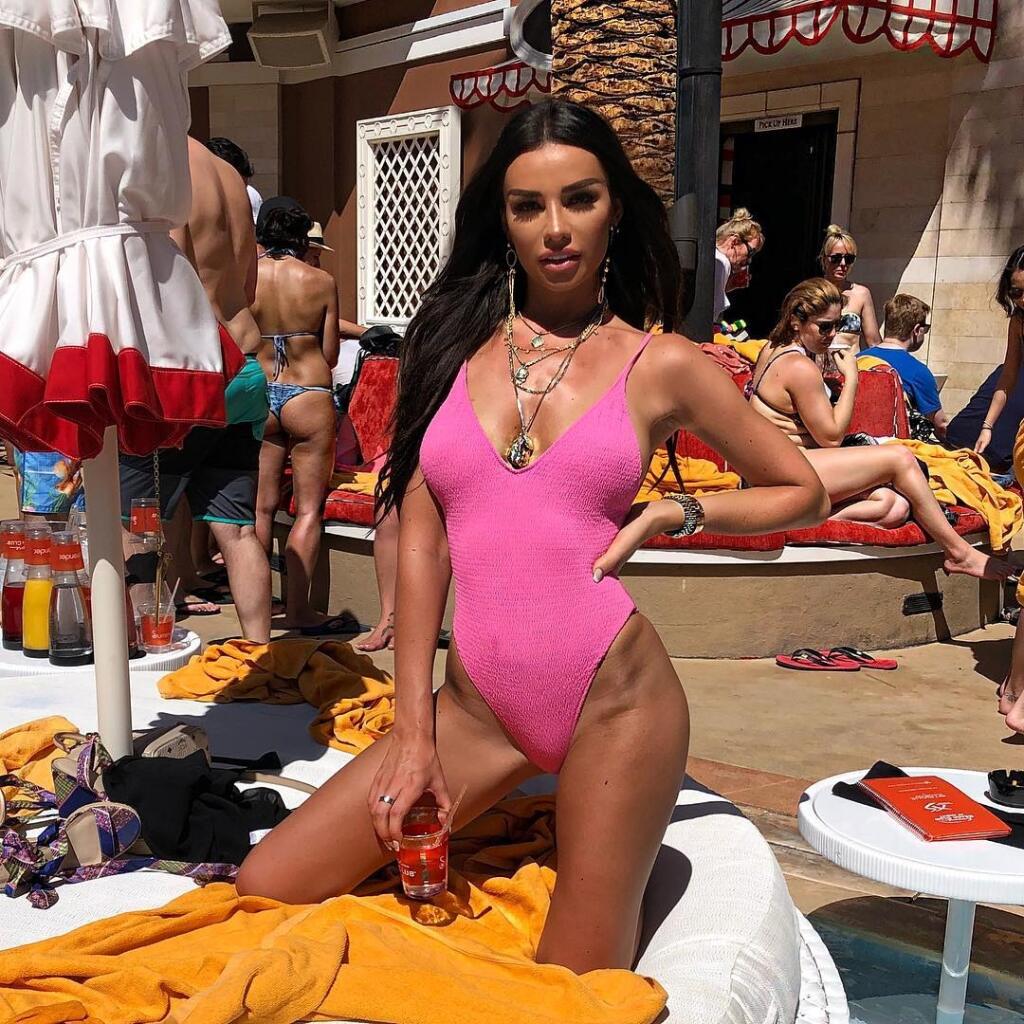 Ruby sa môže pochváliť dokonalými krivkami, ktoré vystavuje na sociálnej sieti. Fanúšikovia pri pohľade na jej telo nechápu, ako mohol Dele Alli viac času tráviť pri videohrách ako pri nej.