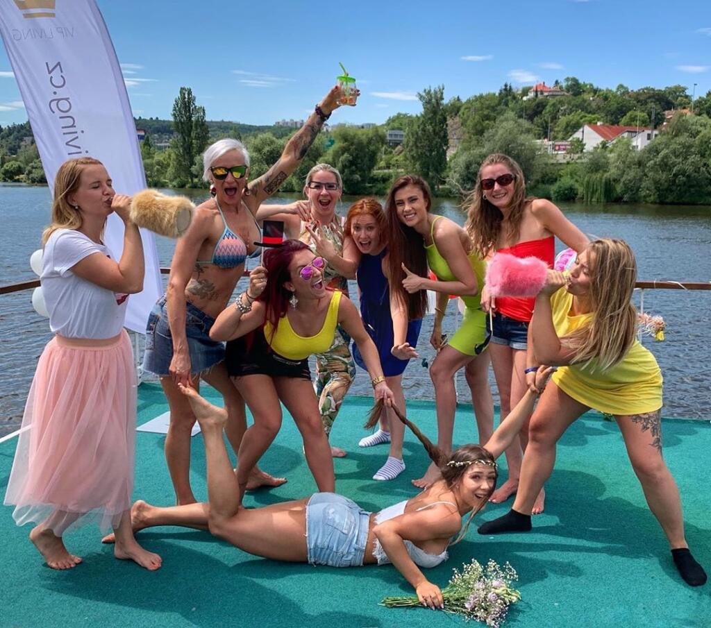 Timea Trajteľová si užila najskôr rozlúčku so slobodou. Po rannej rutine keď si zacvičila, tak ju so zaviazanými očami odtiahli na loď, kde ju čakali najlepšie kamarátky.