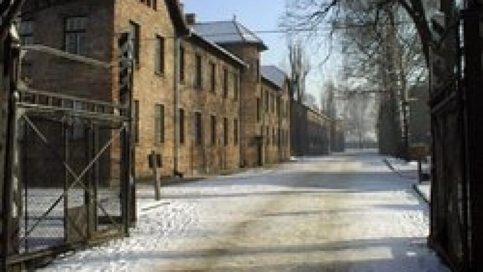 Osvienčim - vstupná brána. Prichádzajúcich vítal nápis Arbeit macht frei, teda Práca oslobodzuje.
