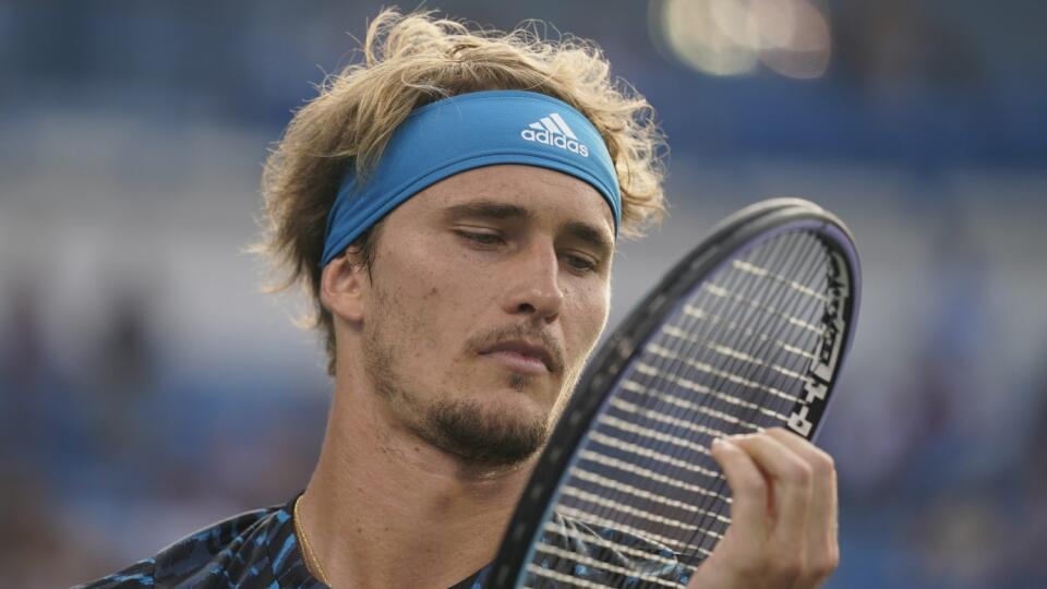 Na snímke nemecký tenista Alexander Zverev v zápase proti Stefanosovi Tsitsipasovi v semifinále dvojhry na turnaji ATP Masters 1000 v Cincinnati.