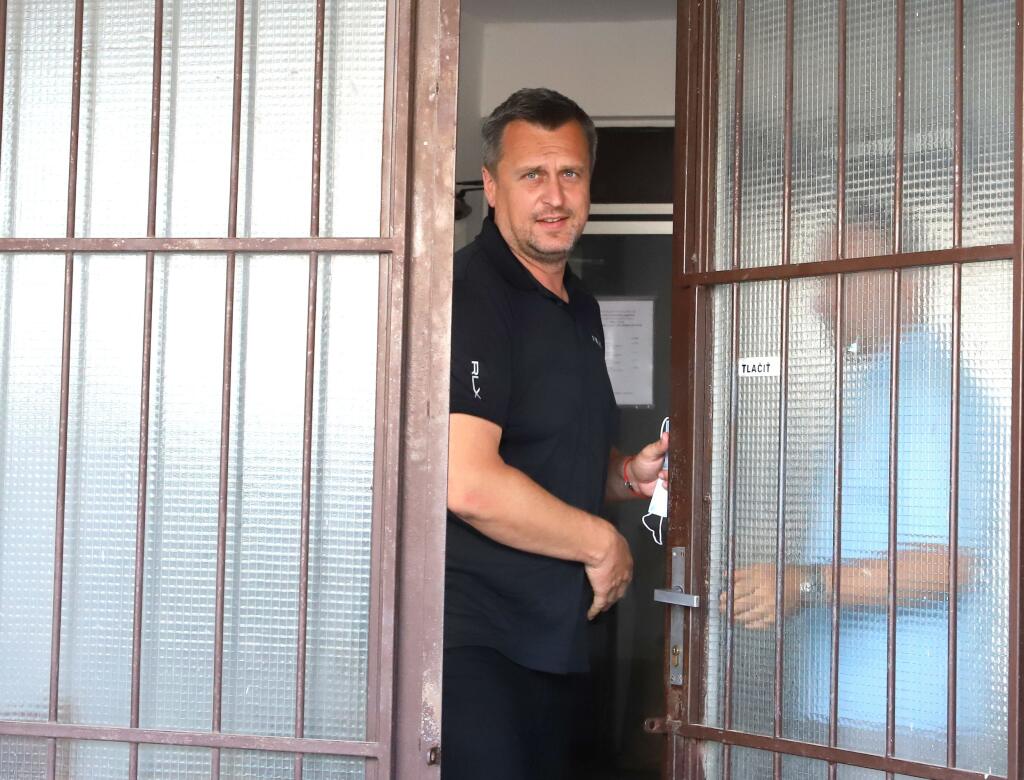Na snímke bývalý predseda Národnej rady SR a líder mimoparlamentnej Slovenskej národnej strany (SNS) Andrej Danko vychádza z budovy Národnej kriminálnej agentúry (NAKA) v Banskej Bystrici, kde vypovedal. 23. júla 2020. FOTO TASR - Ján Krošlák