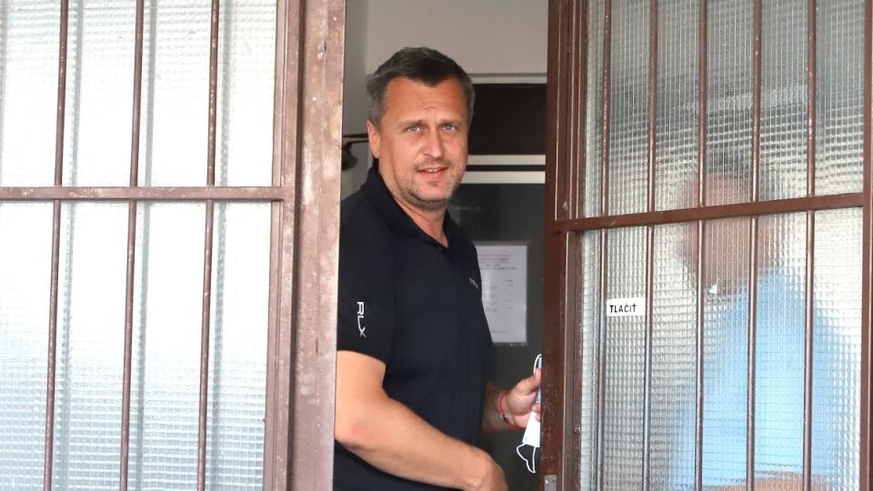 Na snímke bývalý predseda Národnej rady SR a líder mimoparlamentnej Slovenskej národnej strany (SNS) Andrej Danko vychádza z budovy Národnej kriminálnej agentúry (NAKA) v Banskej Bystrici, kde vypovedal. 23. júla 2020. FOTO TASR - Ján Krošlák