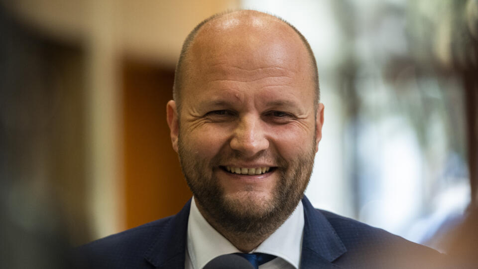 Na snímke minister obrany SR Jaroslav Naď (OĽaNO) sa rozpráva s novinármi po 100. rokovaní vlády SR o aktuálnej situácii v energetike v Bratislave 2. septembra 2022. FOTO TASR - Jaroslav Novák