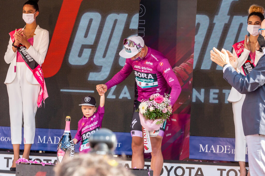 Takto oslavoval Peter Sagan cyklámenový dres z Giro d'Italia so synom Marlonom.