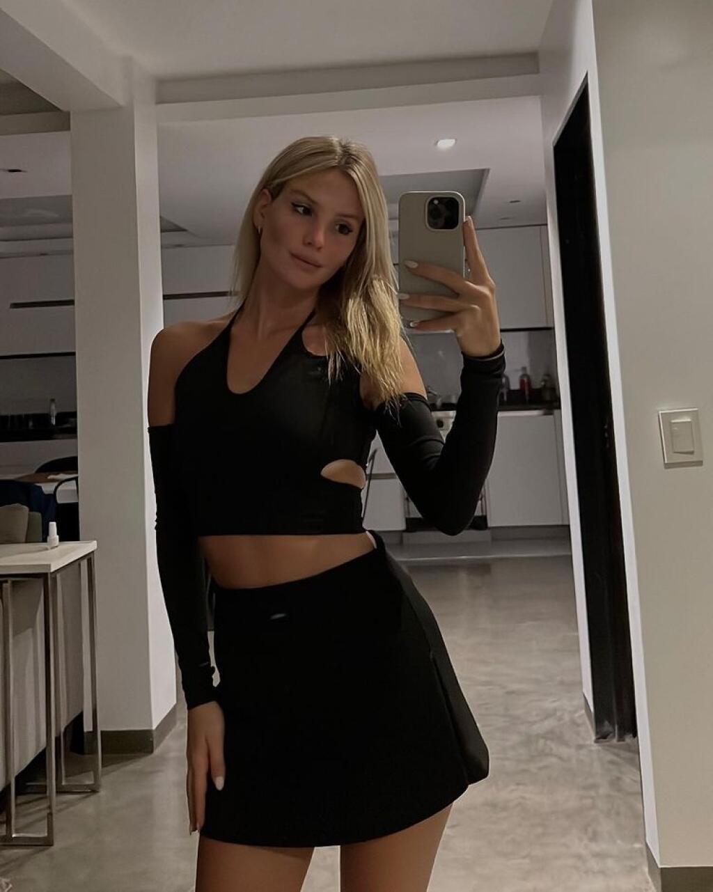 Argentínska 27-ročná krásna blondína Eugenia randí s krajanom a tenisovým šampiónom Diegom Schwartzmanom. Dvojica je spolu od roku 2019 a má za sebou niekoľko významných okamihov.