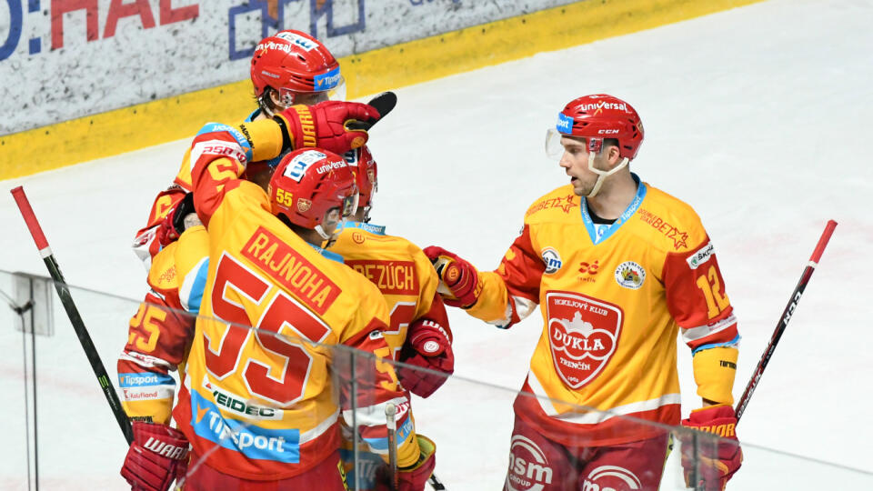 Na snímke gólová radosť hráčov Dukly v zápase 43. kola Tipsport Ligy v hokeji HK Nitra - Dukla Trenčín v piatok 24. januára 2020 v Nitre. FOTO TASR - Henrich Mišovič