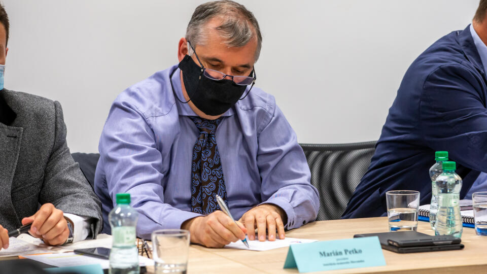 Na snímke je Marián Petko počas tlačovej konferencie.