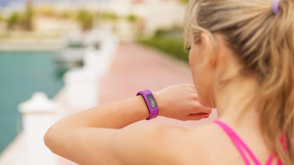 Woman,Looking,At,Her,Smartwatch,During,Workout