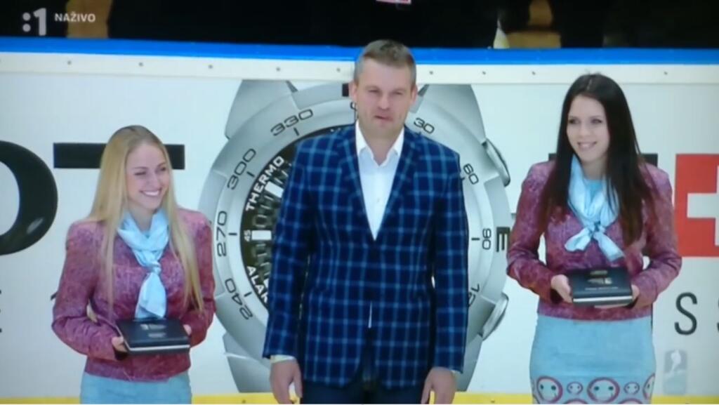 Na MS v roku 2015 odovzdával cenu pre najlepšieho hráča zápasu po súboji Slovenska s Bieloruskom vtedajší predseda parlamentu Peter Pellegrini. Divákom sa jeho prítomnosť na zápase nepáčila, a tak ho vypískali.