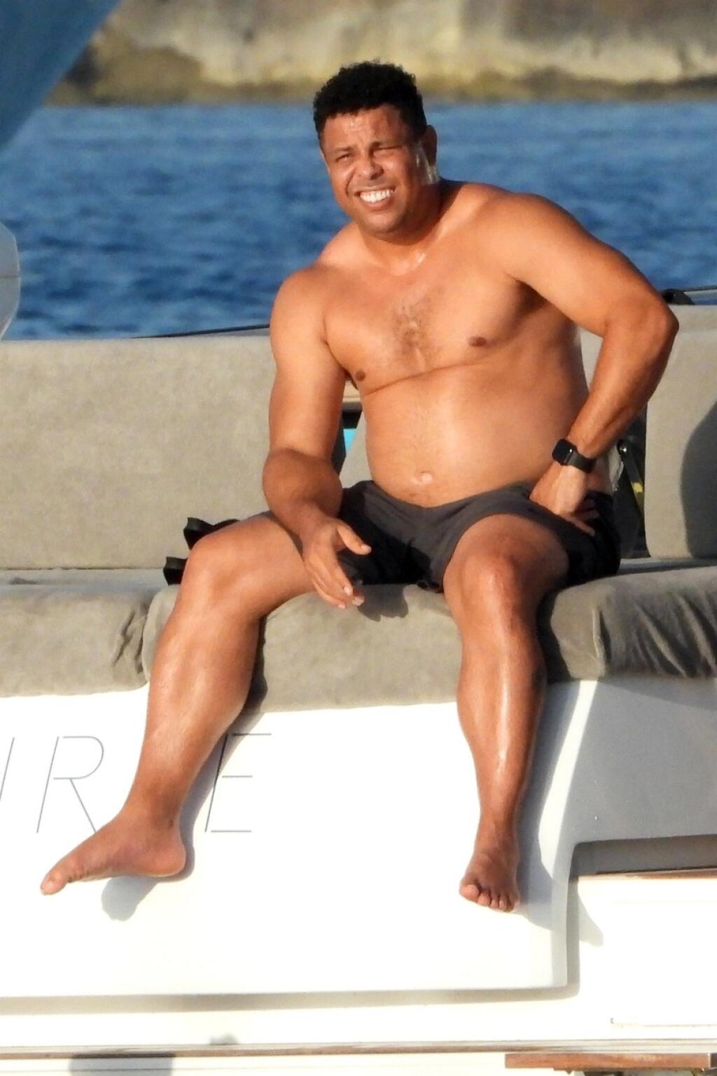 Ronaldo sa na luxusnej lodi vyzliekol a ukázal svoju nefutbalovú postavu.Jeho partnerka Celina si na rozdiel od neho drží svoju štíhlu figúru.