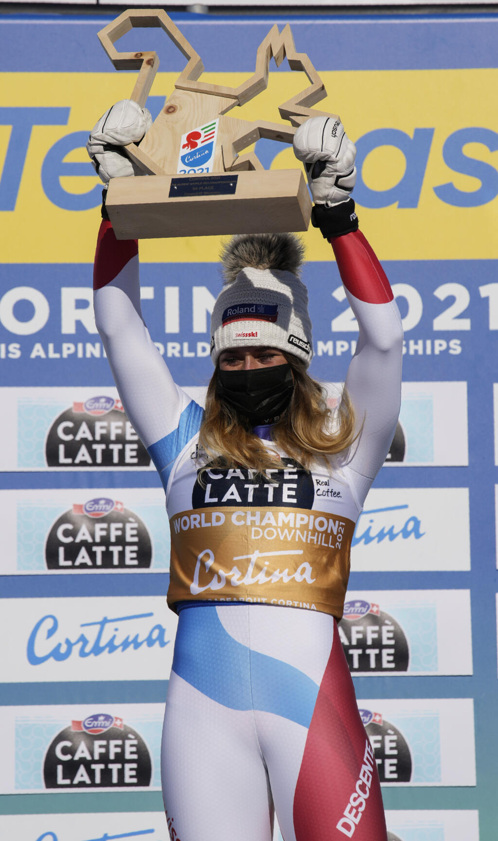 Suterová dvíha nad hlavu trofej po triumfe v zjazde na majstrovstvách sveta v talianskom stredisku Cortina d'Ampezzo.