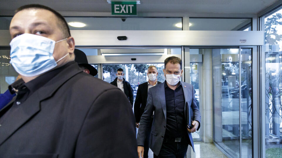 Na snímke vpravo predseda vlády SR Igor Matovič (OĽaNO) a vľavo hlavný hygienik SR Ján Mikas prichádzajú na zasadnutie Ústredného krízového štábu (ÚKŠ) 8. decembra 2020 v Bratislave. FOTO TASR - Dano Veselský